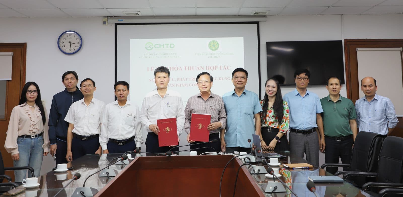 Ký kết thỏa thuận hợp tác khoa học công nghệ giữa Trung tâm Nghiên cứu và Phát triển công nghệ cao và Viện Phát triển cô