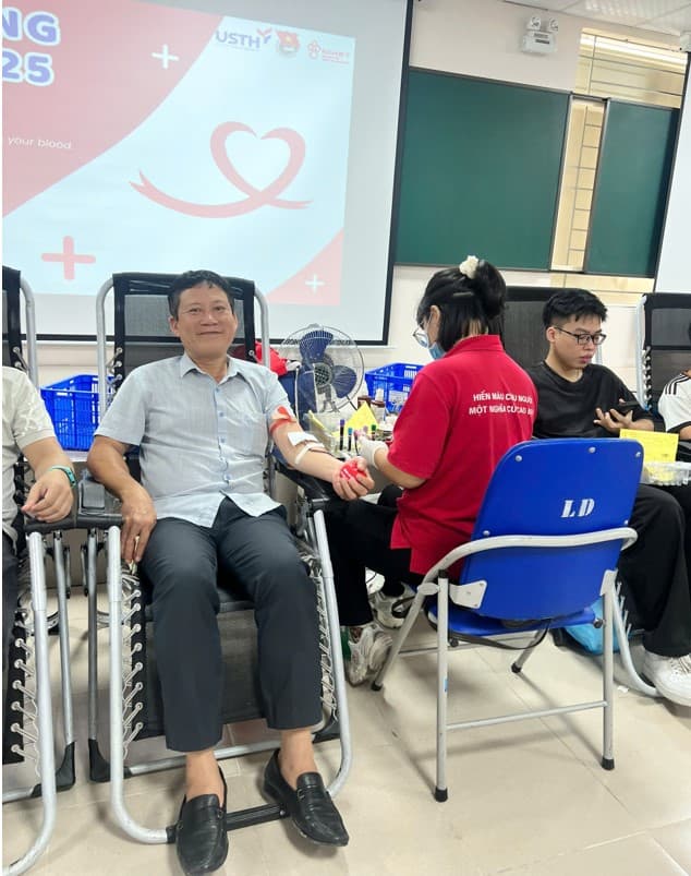 Trung tâm Nghiên cứu và Phát triển Công nghệ cao (CHTD) hưởng ứng nhiệt tình “Ngày Hồng USTH 2025 - Giọt máu cho đi, nhi
