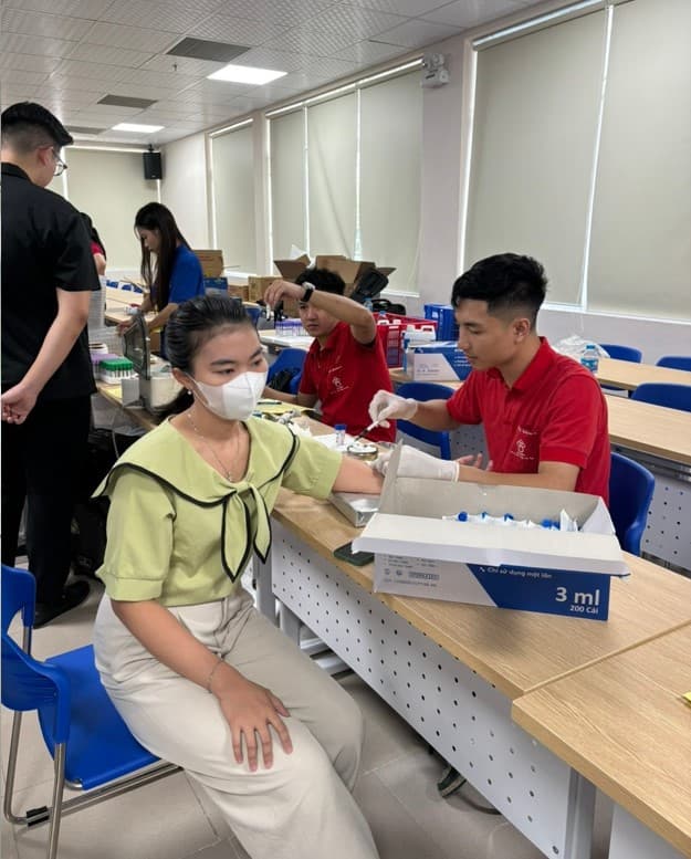 Trung tâm Nghiên cứu và Phát triển Công nghệ cao (CHTD) hưởng ứng nhiệt tình “Ngày Hồng USTH 2025 - Giọt máu cho đi, nhi
